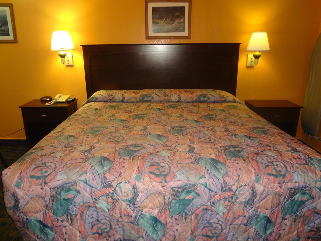 Antlers Inn Goliad Room photo