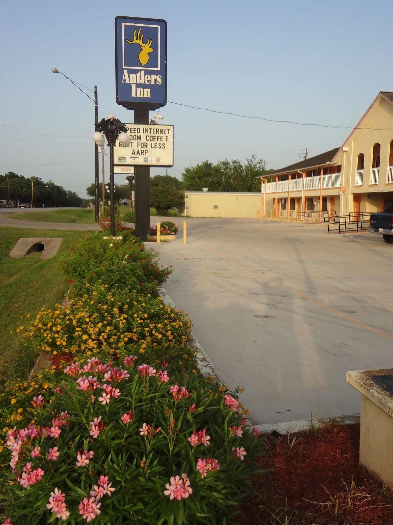 Antlers Inn Goliad Exterior photo